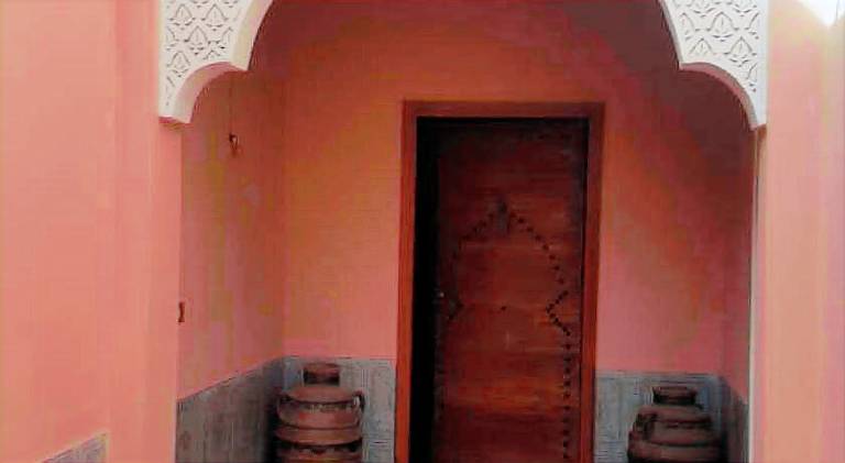 Villa with pool — photo 4