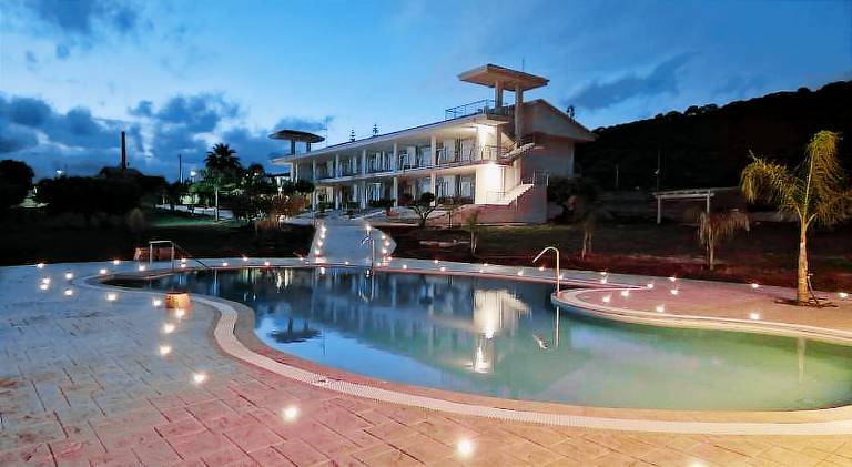 Holiday apartment with private pool, barbeque & terrace — photo 2