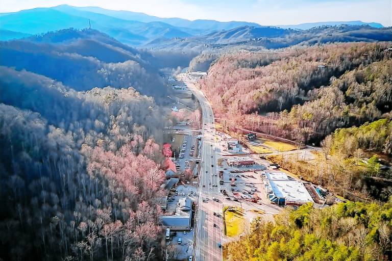 Creekside Home w/ Hot Tub, 3 Mi to Dtwn Gatlinburg — photo 5