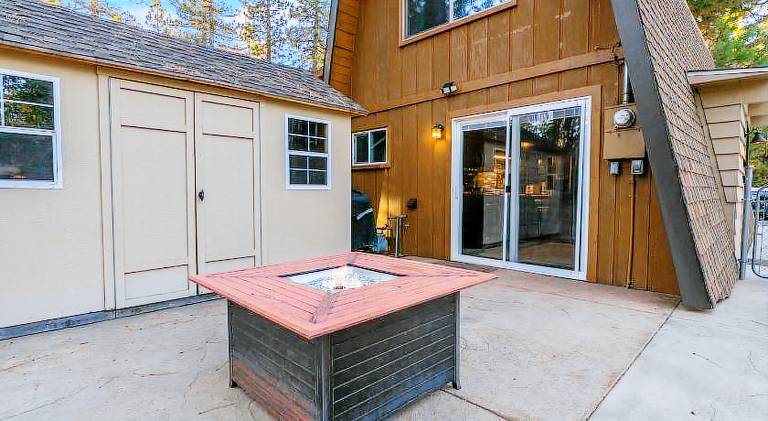 Vacation home with yard, barbecue & patio — photo 4