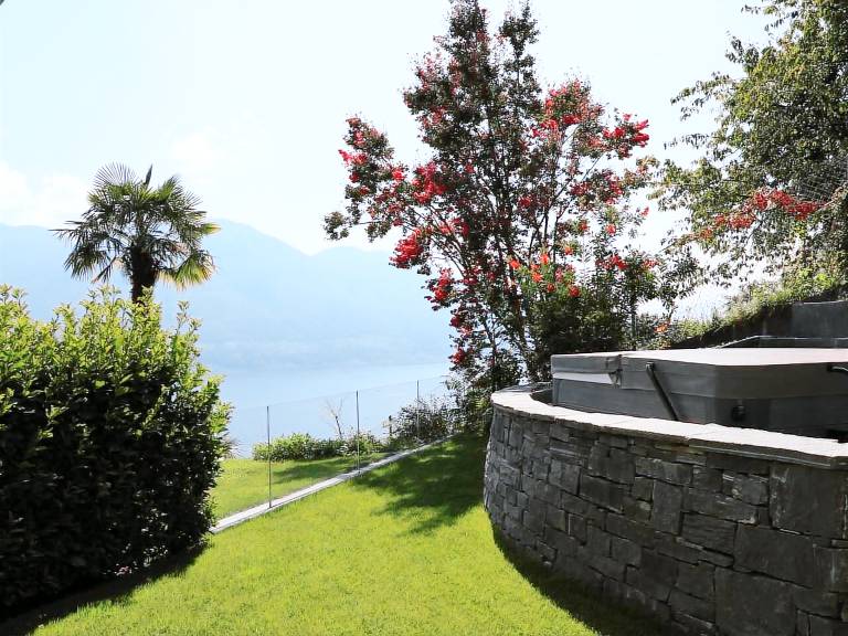 House with sauna, pool & yard | Lake view — photo 2