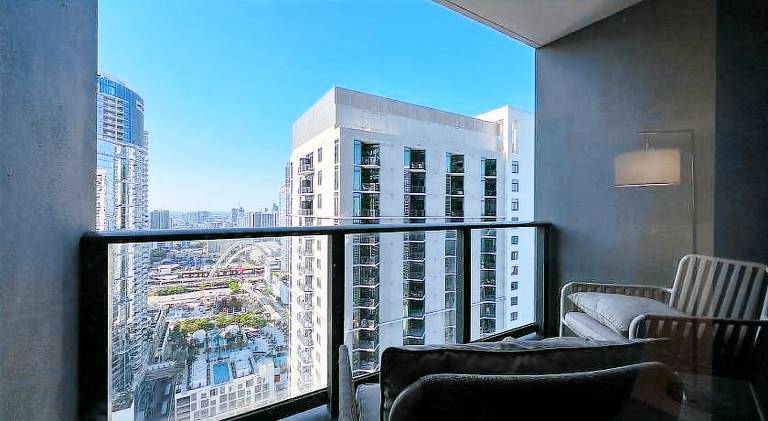 Charming rental apartment with pool | Next to Bayside Marketplace | Pet-friendly — photo 4