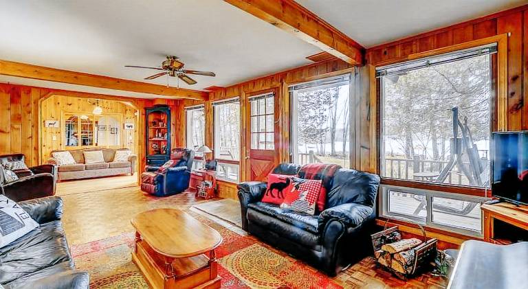 Lovely waterfront private cottage with hot tub in Kawartha Lakes — photo 3