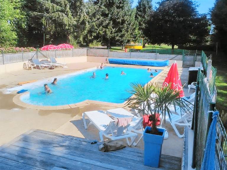 Mobile home with heated pool & patio | Garden view in Pontivy