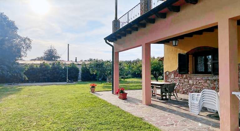 Apartment with patio, yard & barbeque — photo 4
