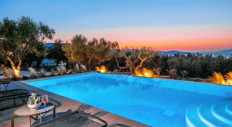 Apartment with pool — photo 3