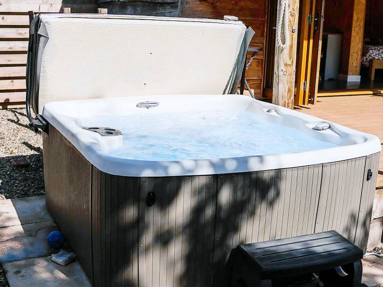 Cottage with hot tub & garden — photo 3