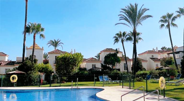 Holiday apartment with patio, garden & private pool | Dogs allowed — photo 3