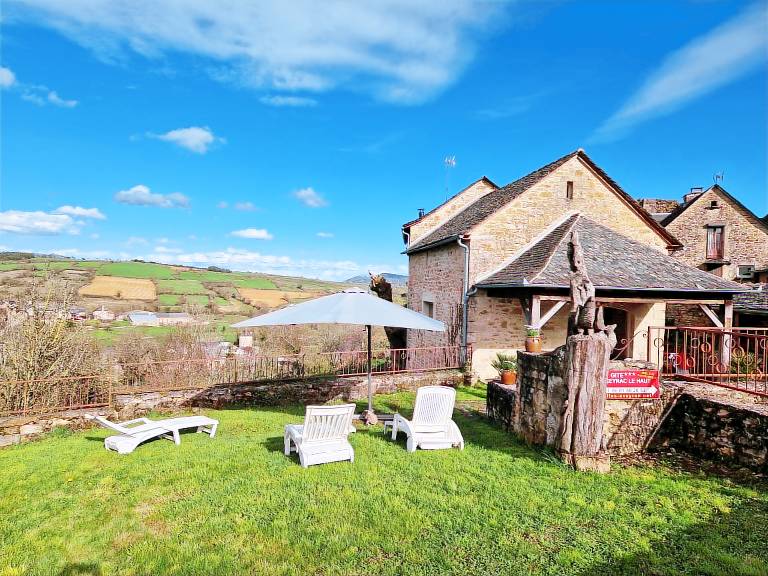 Gite with terrace, pool & garden | Garden view — photo 2