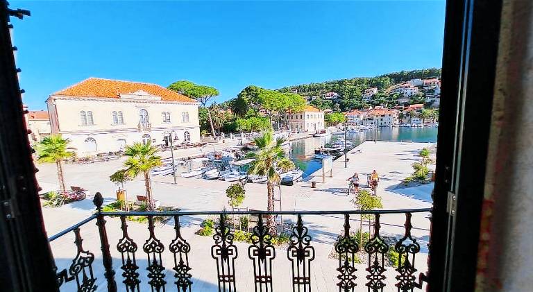 Rental apartment with patio in Jelsa