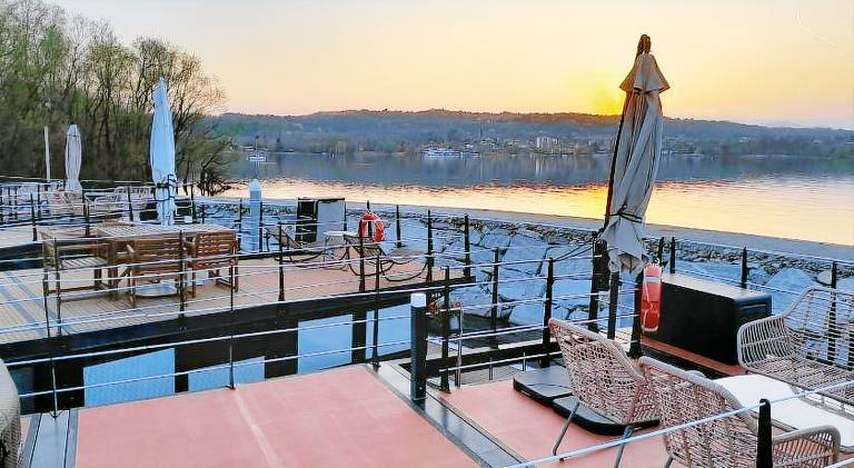 Boat with garden & patio — photo 3