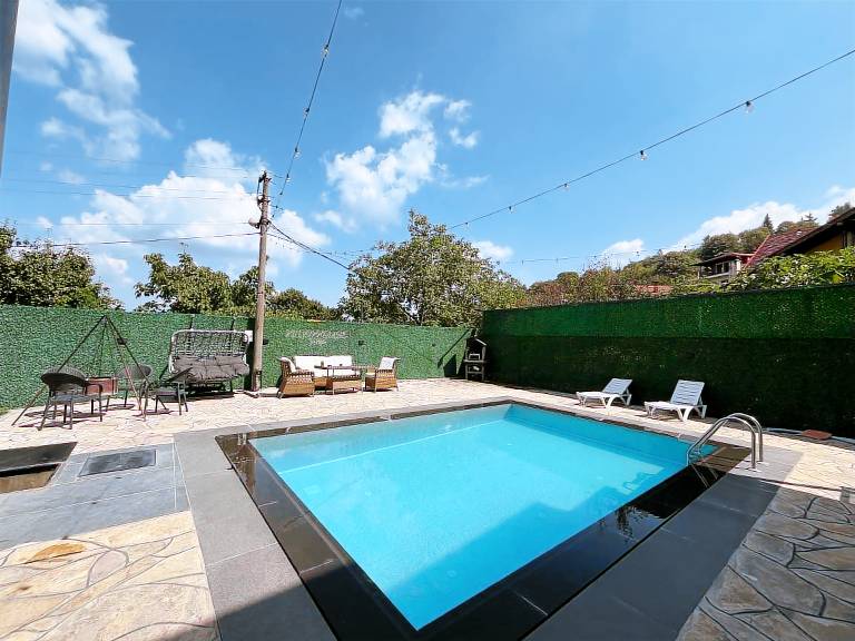 Apartment with barbeque, yard & pool | Water view — photo 4