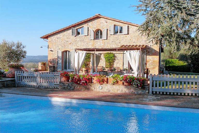 Villa with garden, grill & patio — photo 3
