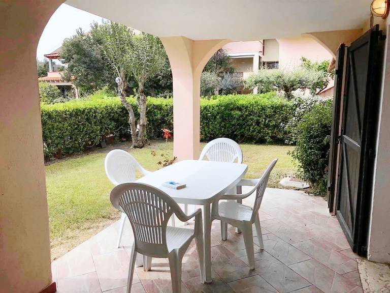 Holiday apartment with yard — photo 4
