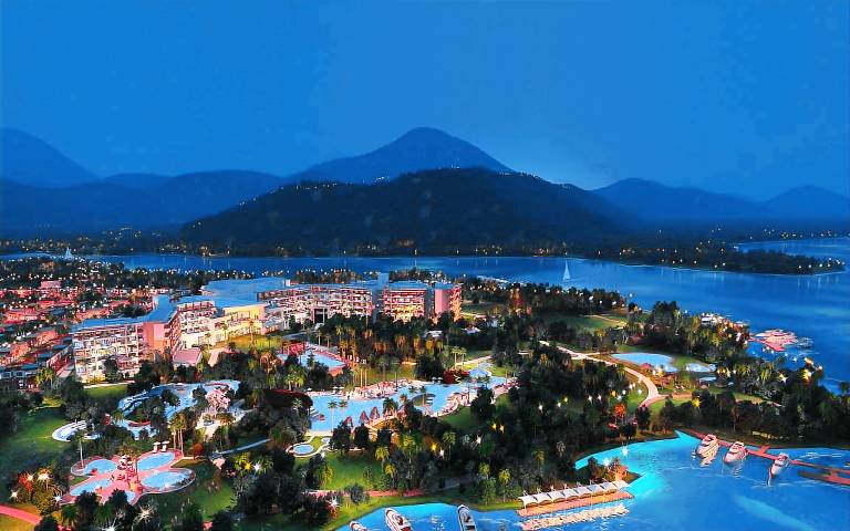 DoubleTree Resort by Hilton Hainan - Xinglong Lakeside in Wanning