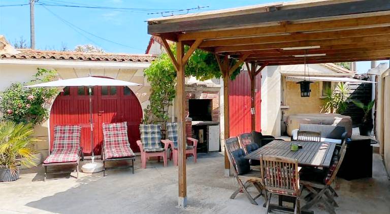APPARTEMENT TOUT CONFORT AVEC PARKING FERME in Arles