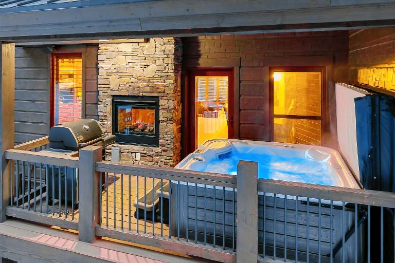 Vacation home with hot tub, grill & terrace | Mountain view — photo 5