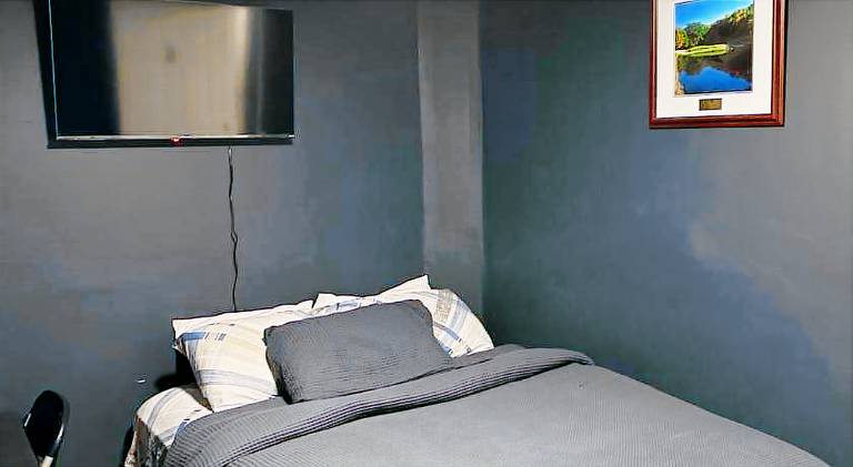 Fidelia Crystal Room Queen Bed minutes from Newark Liberty International Airport and Newark Penn St