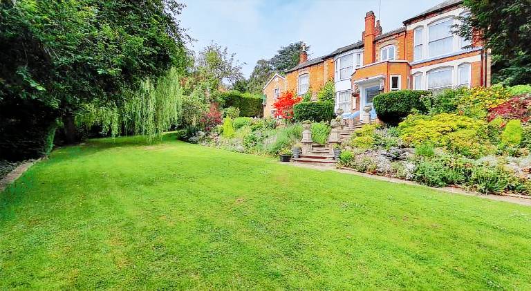 Vacation home with 7 rooms for 19 persons in Leicester
