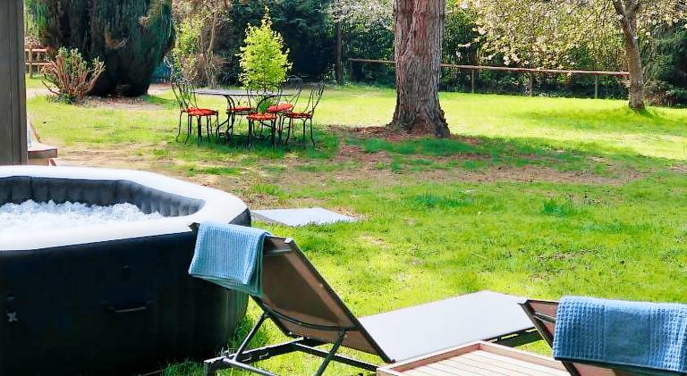 Vacation home with hot tub — photo 4