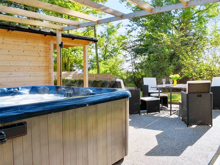 Family-oriented lovely cottage with yard, jacuzzi & grill | Pet-friendly — photo 2
