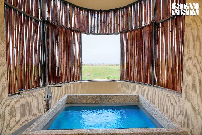 Villa with yard & pool — photo 4
