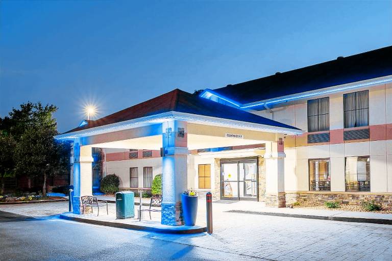 Days Inn & Suites by Wyndham Commerce — photo 2