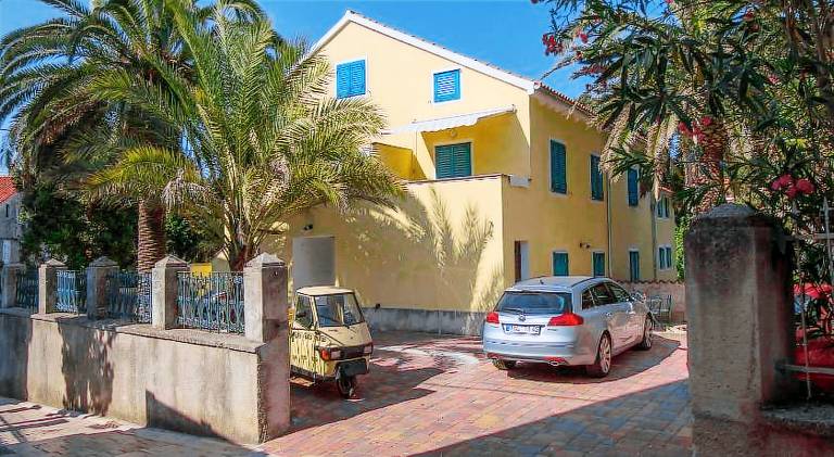 Apartment with barbeque, terrace & garden in Mali Losinj