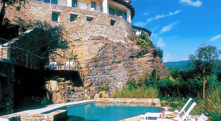 Spacious serviced apartment with garden & pool | Perfect for remote work | Pet-friendly in Santa Maria
