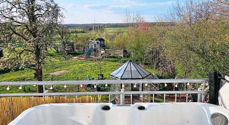 Vacation home with hot tub in Sehnde
