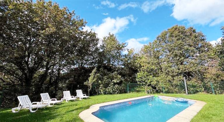 Chalet with pool in Braga