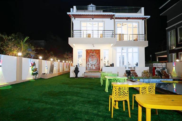 Big house with pool, terrace & yard | Pet-friendly — photo 4