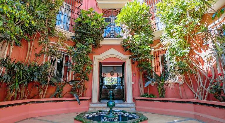 Villa with pool — photo 4