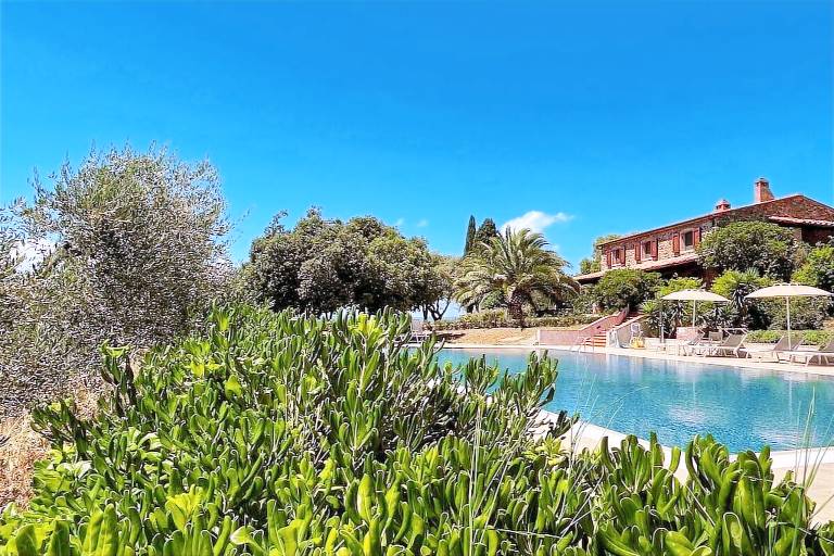 Villa mit Garten, Pool und Terrasse