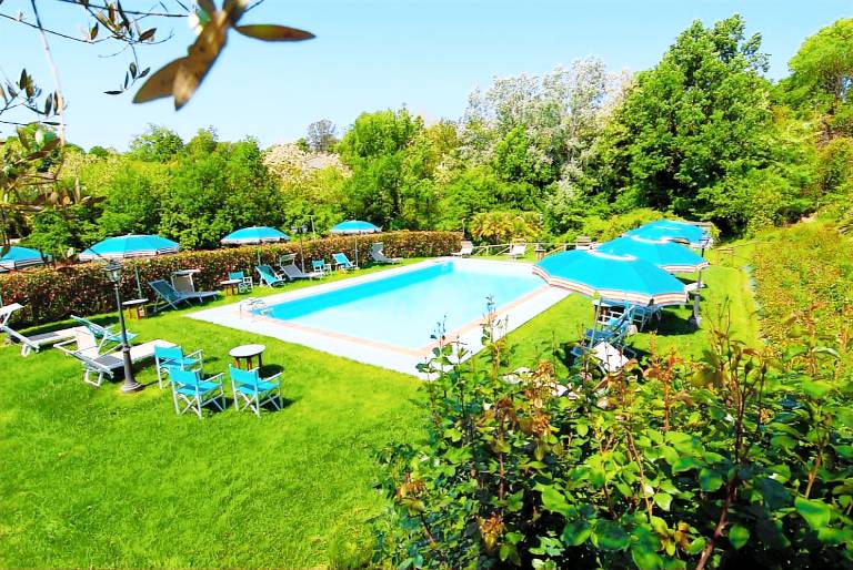 Family-oriented villa with BBQ, private pool & garden | Pets allowed — photo 3