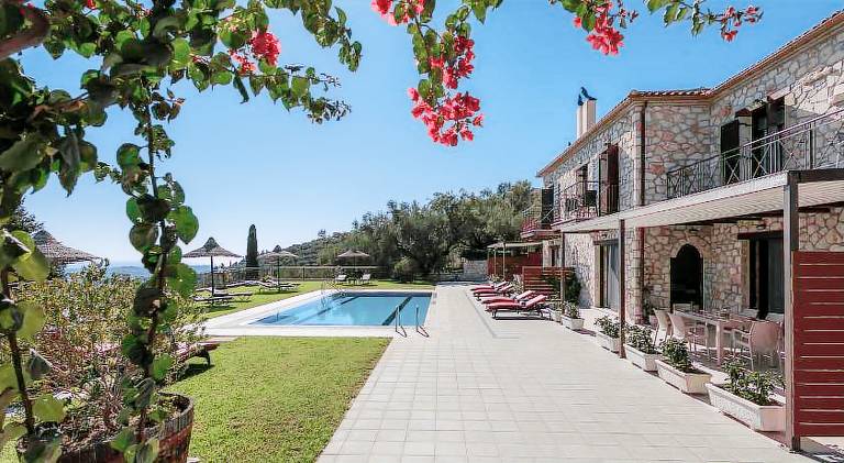 Family-friendly charming villa with pool, patio & barbecue | Dogs allowed — photo 4