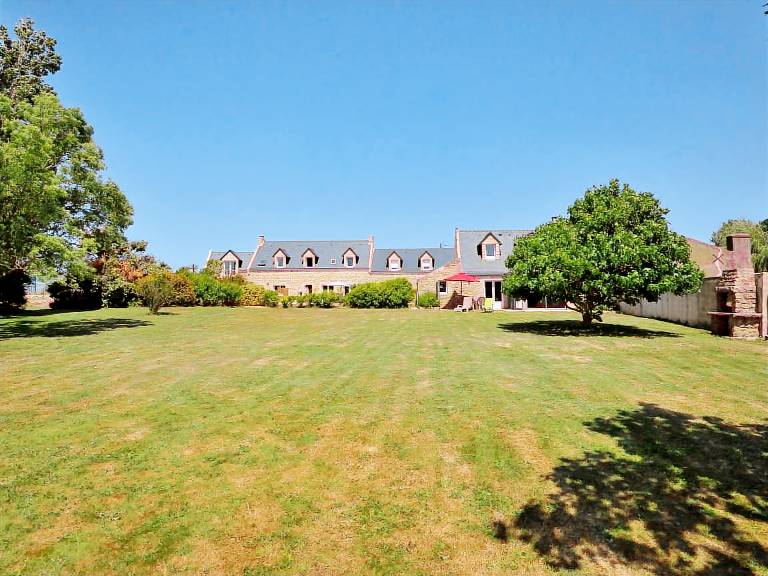 Vacation home with BBQ, yard & terrace — photo 3