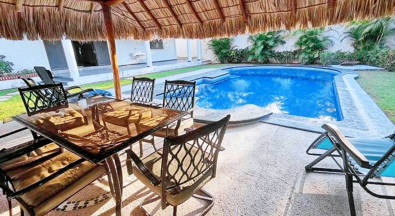 Vacation home with pool | Pets are welcome in Zihuatanejo