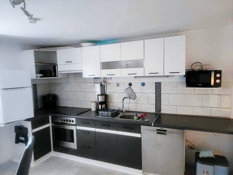 Apartment with barbeque & patio — photo 4