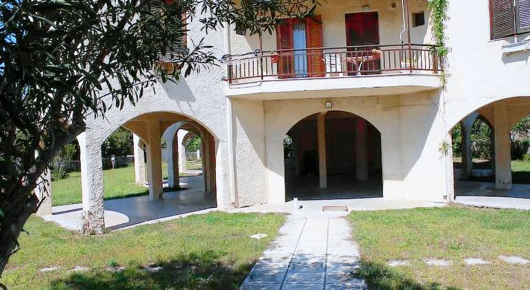 House with terrace & yard — photo 2