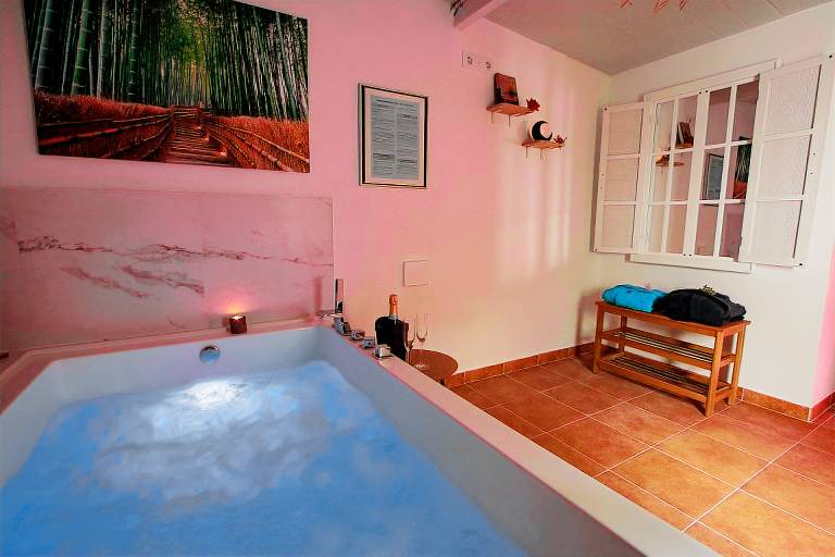 Vacation home with BBQ, jacuzzi & yard — photo 5