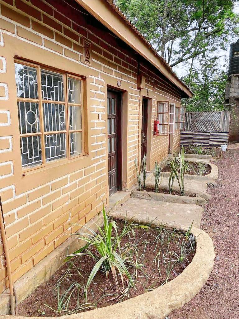 Lodge with yard & terrace — photo 4