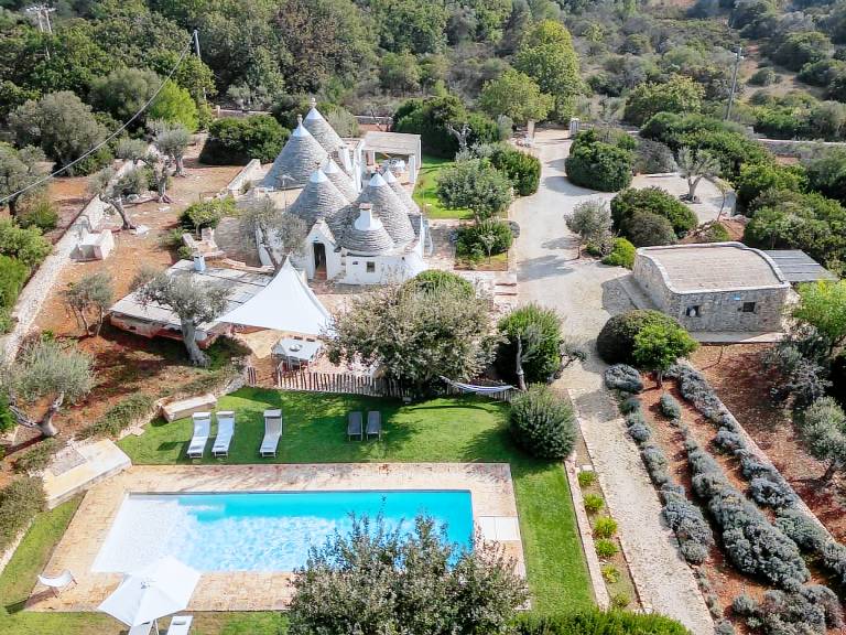 Villa with grill, private pool & patio | Garden view in Ostuni