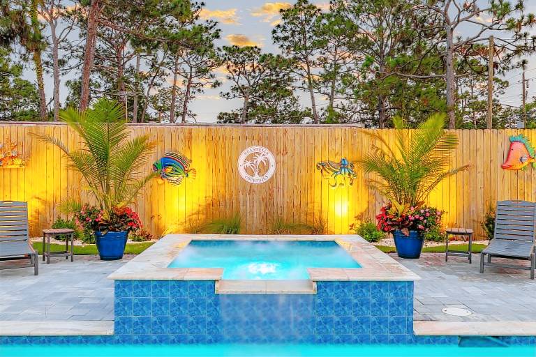 Vacation home with barbeque, hot tub & private pool — photo 2