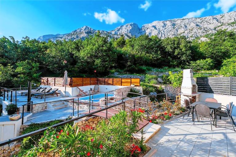 Villa with yard, terrace & pool | Mountain view — photo 4