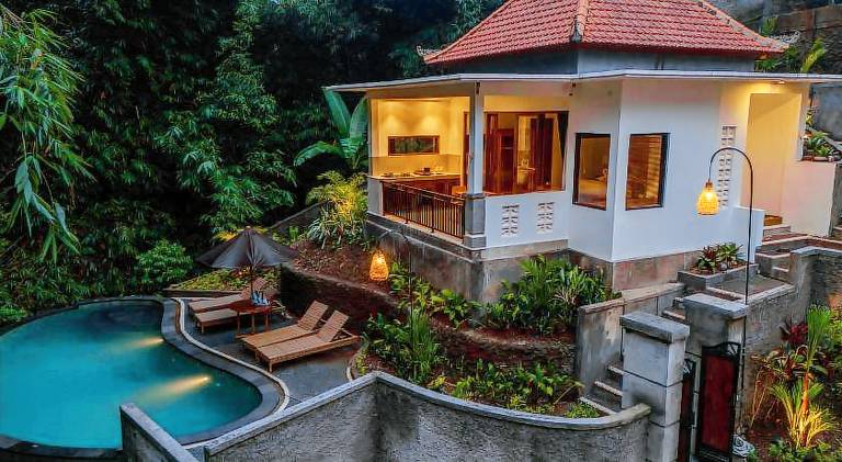 Villa with yard, terrace & pool — photo 5