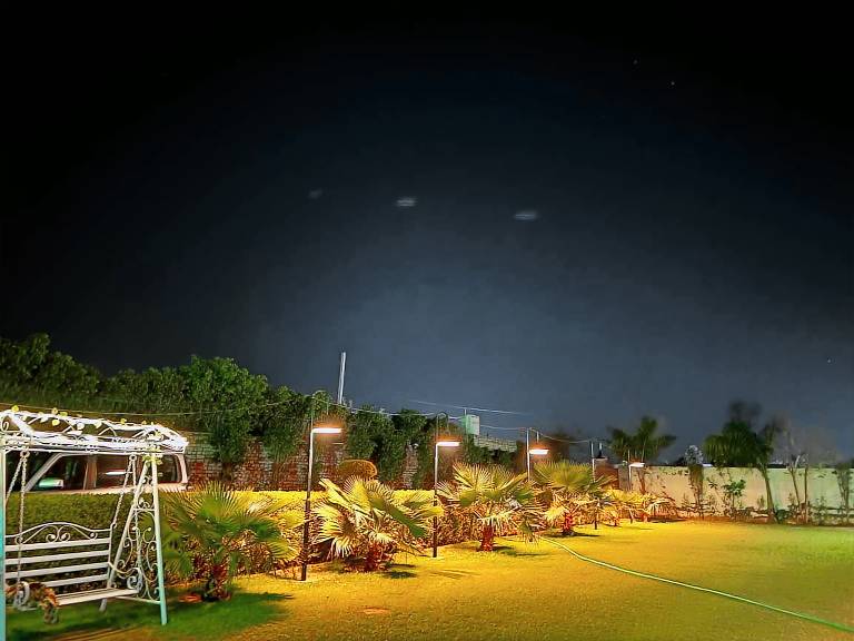 Villa with yard, pool & grill — photo 5