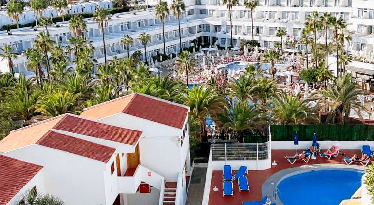Apartment with patio & private pool — photo 3