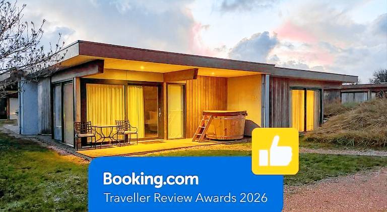 Lodge with garden, jacuzzi & patio in Burgh-Haamstede