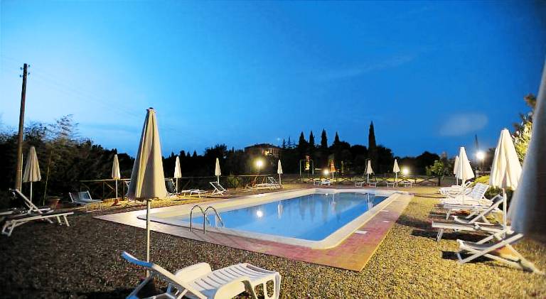 House with pool, barbeque & yard — photo 3